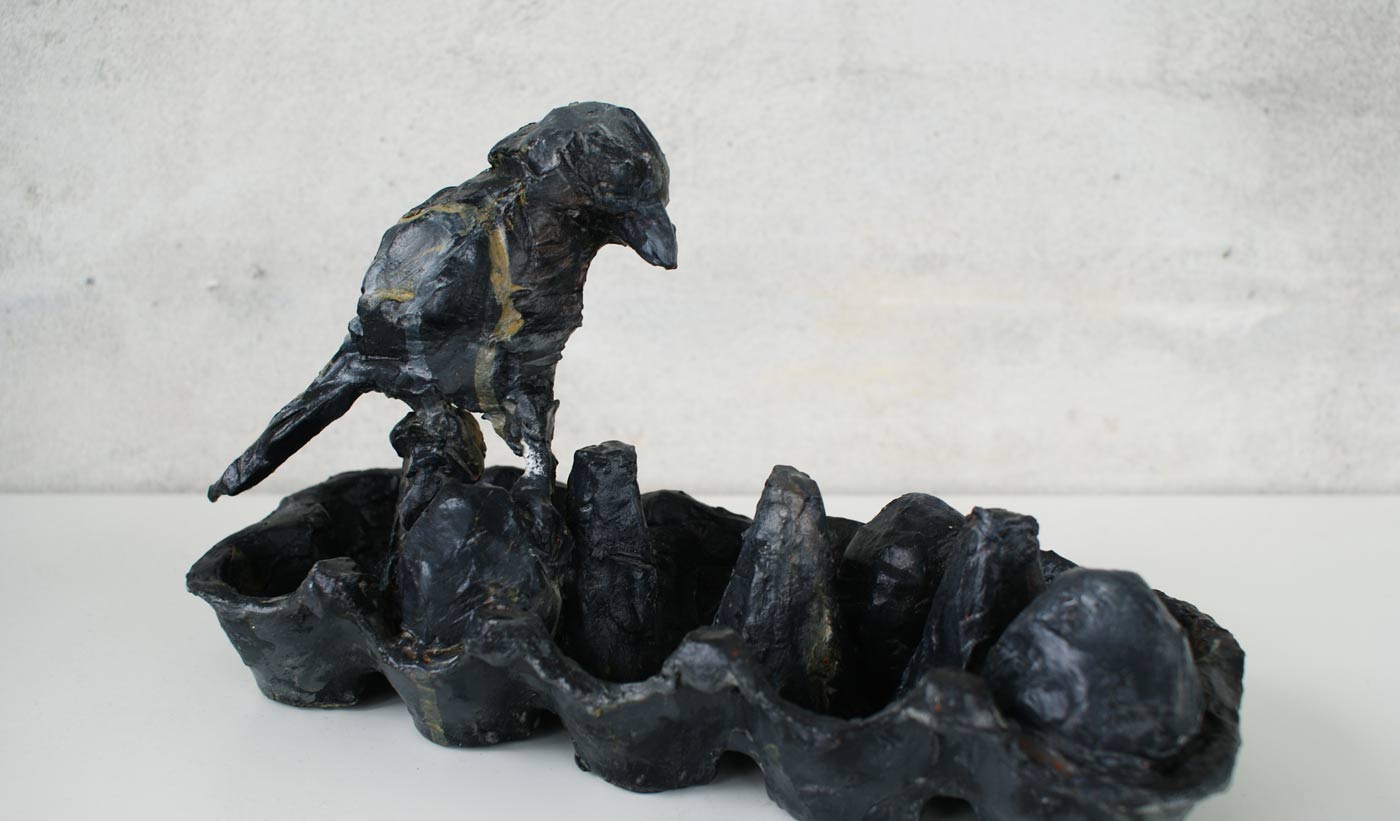 Skulptur af fugl der sidder ovenpå æggebakke - kan bestilles som gave