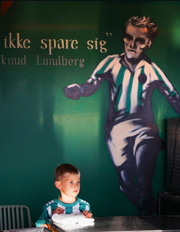 Udsmykning af væg med Knud Lundberg malet på væggen som vægmaleri