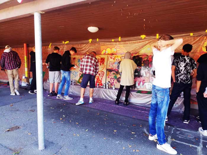 Professionel kunstner underviser i graffitikunst