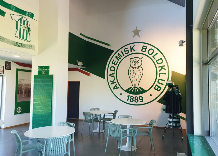 Graffiti kunstner Jakob i maler graffiti udsmykning til fodboldklubben AB