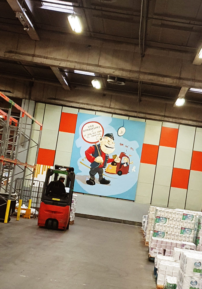 Stort vægmaleri på træ malet til lager som udsmykning med billede af COOP maskot