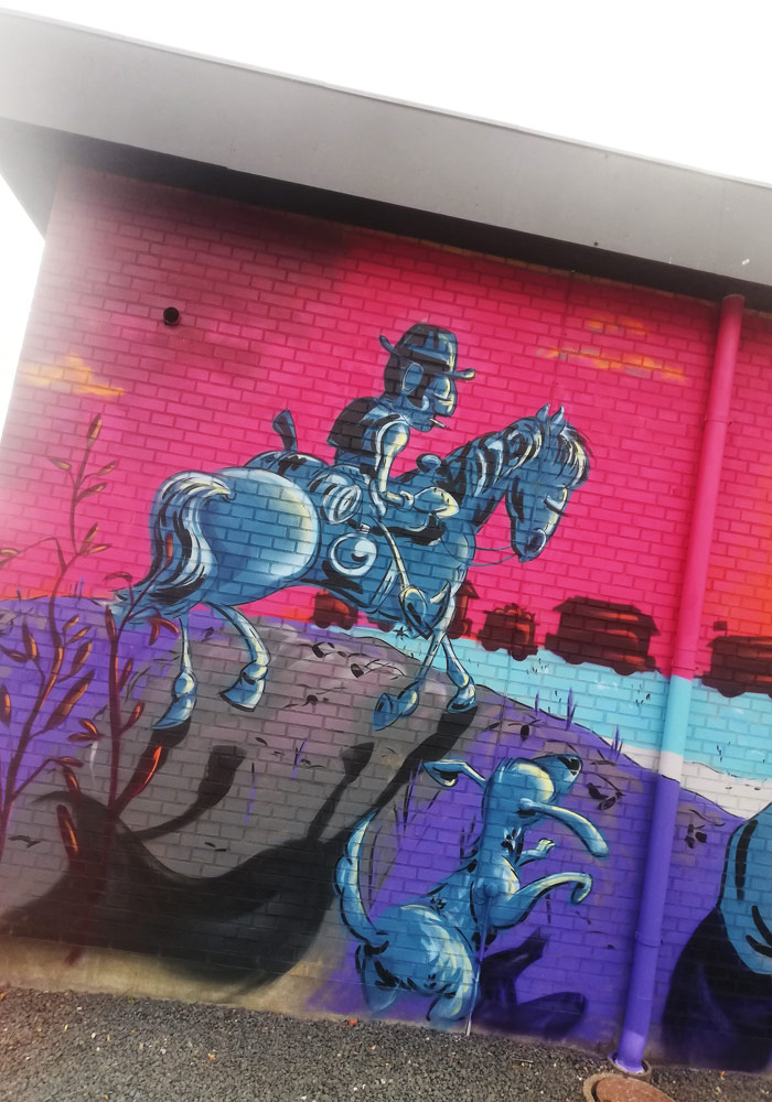 Close-up billede af en cowboy der kommer ridende malet med graffiti