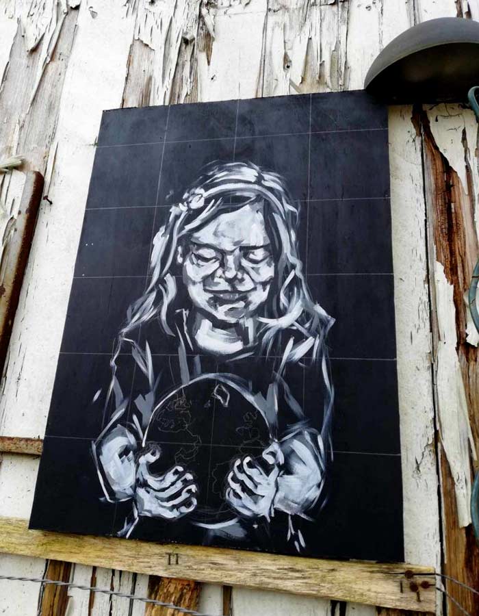 Først males maleri på plade med forskellige toner ved træsnittets teknik