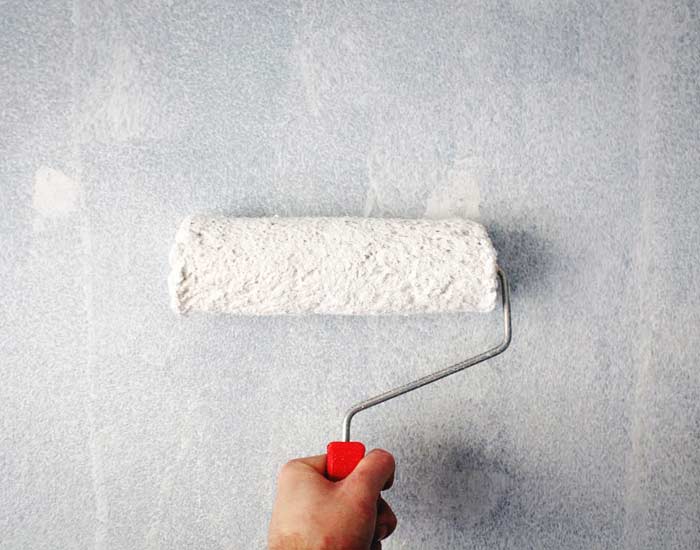 Det er godt at male et udendørs maleri på en plan lige væg