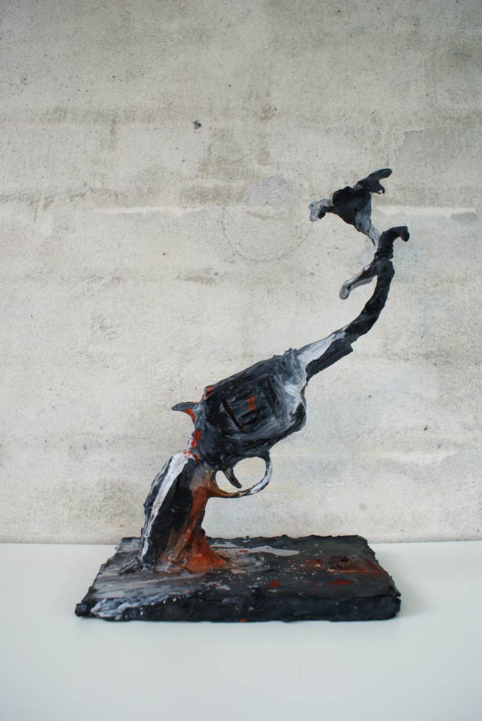 Skulptur af pistol kan bestilles som kunst gave