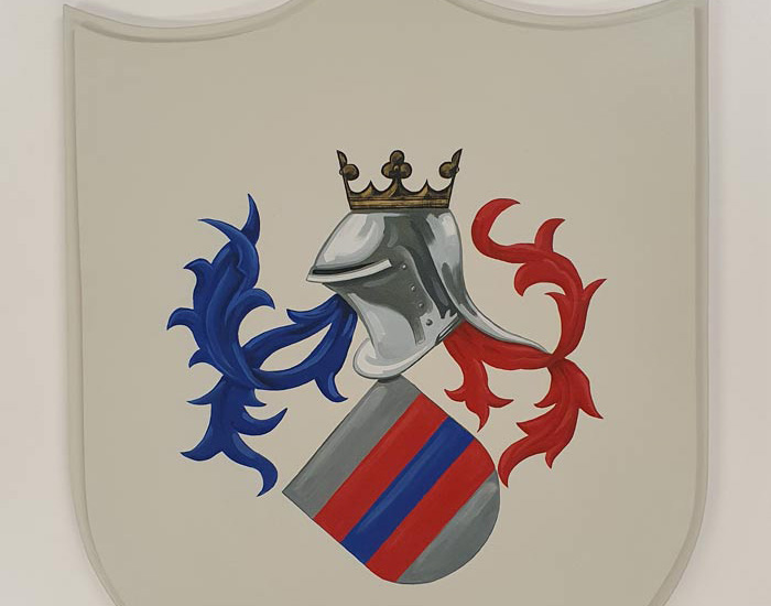 Eksisterende våbenskjold malet op på håndskåret træskjold