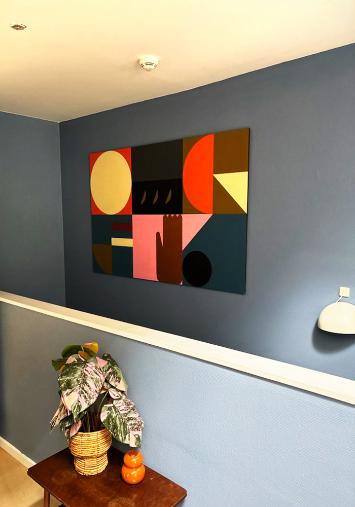 Firma kunst i grafisk mønster på plader til at hænge op på væggen og tage med sig hvis man flytter